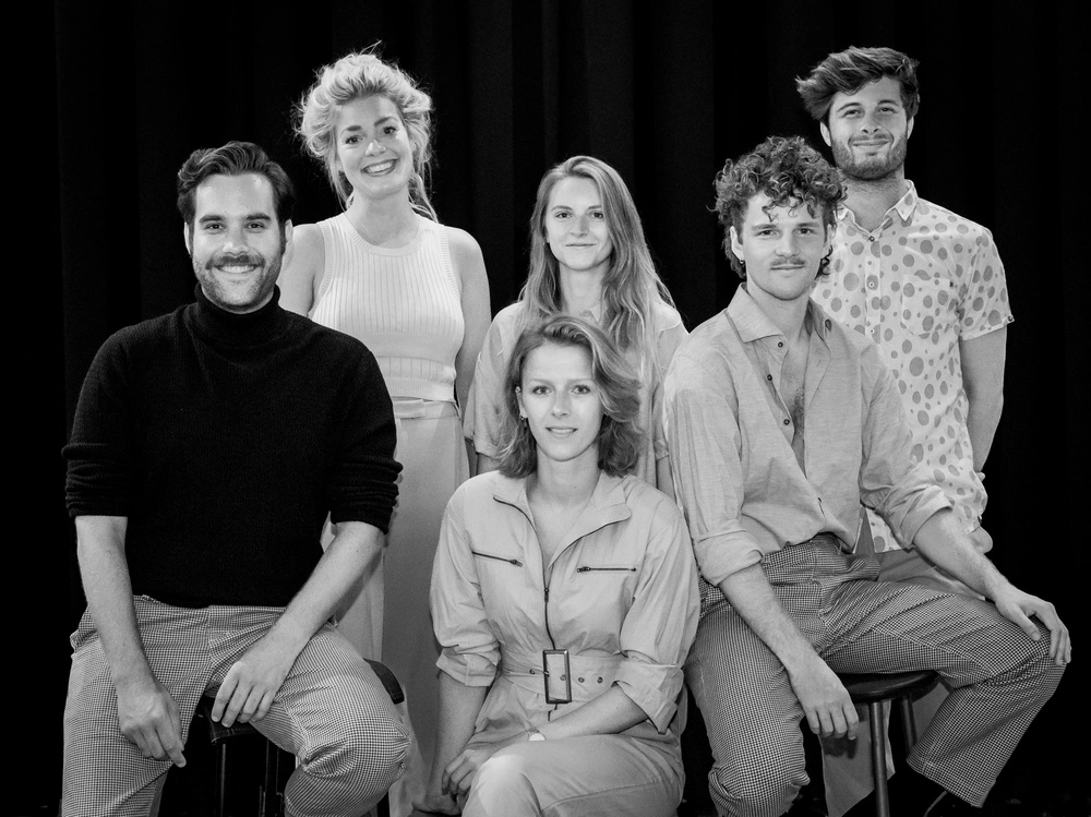 De cast van Die Donker met v.l.n.r.: Florian Slangen, Anne Freriks, Márin Kroon, Esther de Haas, Roman Brasser en Jonathan Baan | Foto: © Ton Gelsing 
